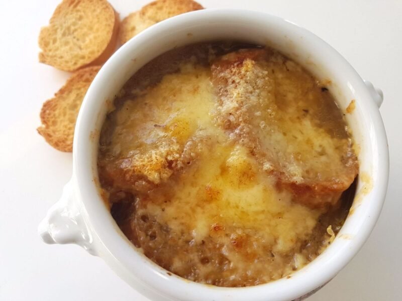 Soupe à l'oignon gratinée